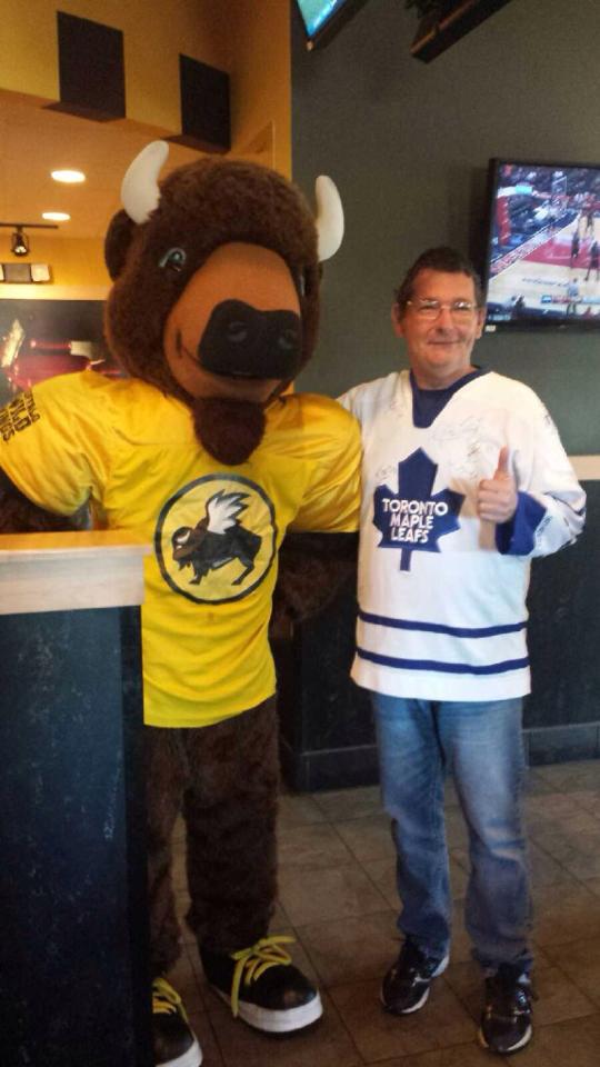 HNIB8's tweet photo. Come out to Buffalo Wild Wings to support RVH with Hockey Night in Barrie!! @brownbarrie @BWWings @TeamRVH http://t.co/1EMYS7CxNM