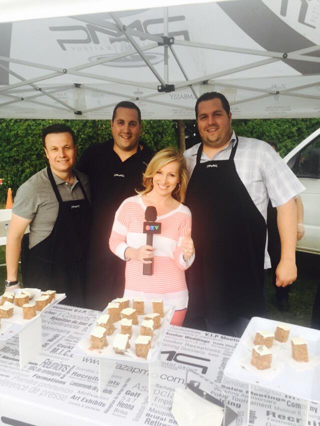 LoriGrahamMTL's tweet photo. Carrot cake & brownies thanks to our friends from PMG. I love Wednedays! Movies in the Park #MITP2015 @CTVMontreal http://t.co/N2GNYnAPTN