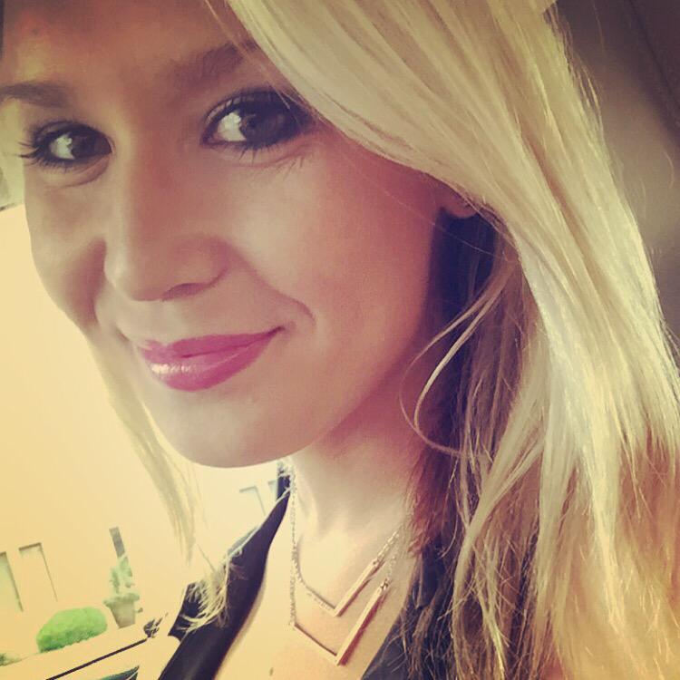 SimplyHallie's tweet photo. Feeling blessed to be able to work towards my dreams and seeing it become a reality!XOXO #believeinyourself http://t.co/HVid57in1K