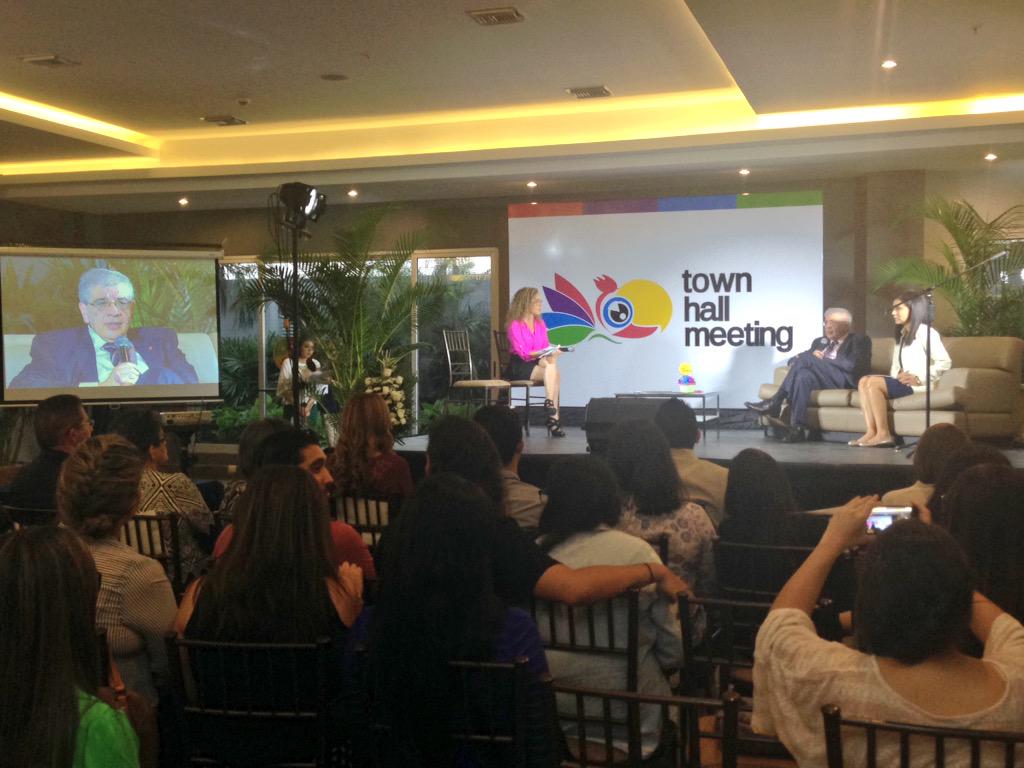 uees_ec's tweet photo. Inicia el Town Hall Meeting 2015 con entrevista a @JoaqHernandez, Rector #UEES y @kcvoicetalent, Decana @fcomUEES. http://t.co/nTCmCNc6Sp