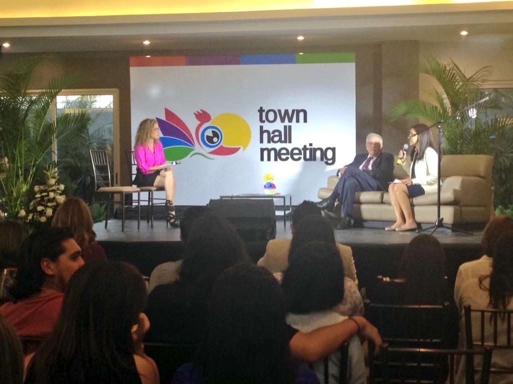 uees_ec's tweet photo. Inicia el Town Hall Meeting 2015 con entrevista a @JoaqHernandez, Rector #UEES y @kcvoicetalent, Decana @fcomUEES. http://t.co/nTCmCNc6Sp