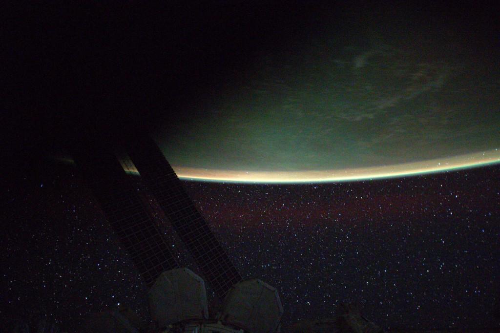 StationCDRKelly's tweet image. Day 131. Nighttime comes and glows. Good night from @space_station! #YearInSpace