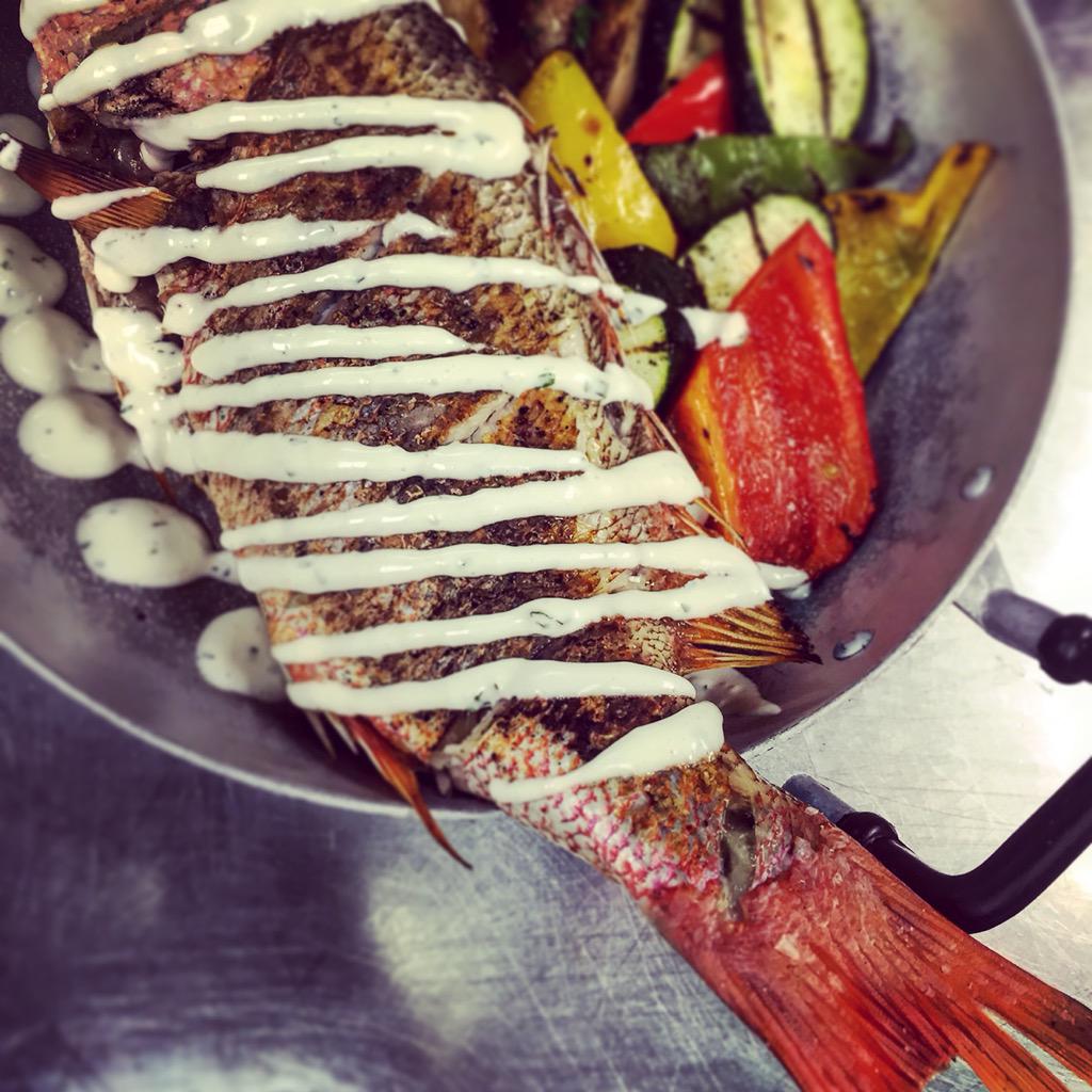 RodneysToronto's tweet photo. Tonight - NZ Red Bream, 1.5 lbs, for $28. With fingerling potato and roasted veggies #rodneysTO http://t.co/2TwmCPRM10