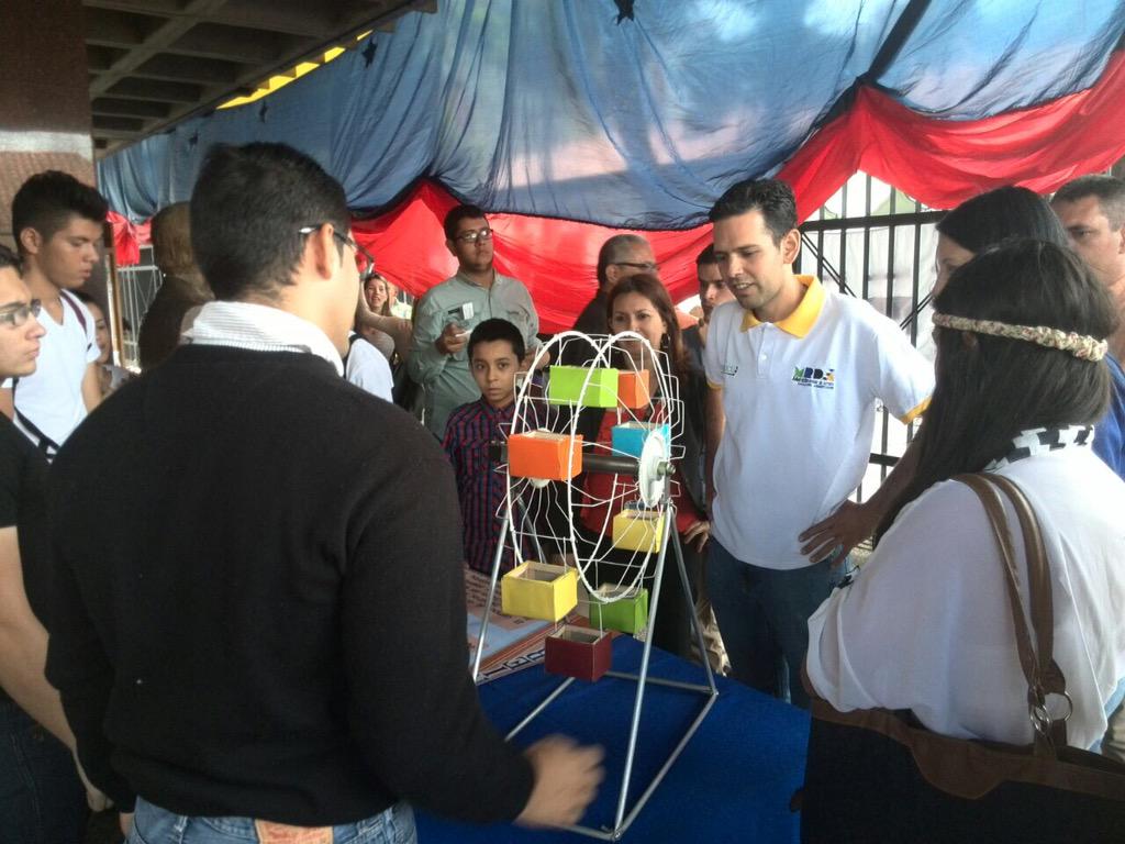 CarlosGarc1a's tweet photo. En diversas áreas estudiantes nos mostraron sus proyectos creativos e innovadores. Sobra talento en nuestros jóvenes! http://t.co/WoE1vQOeQK