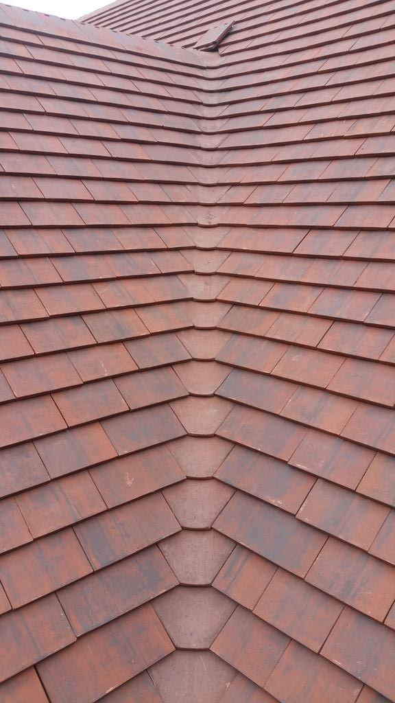 SemarkNigel's tweet image. #number1 #berskhireoak #semark #MissionImpossible 
#Nigel Semark number 1 
#This roof is now all tiled and cut in))