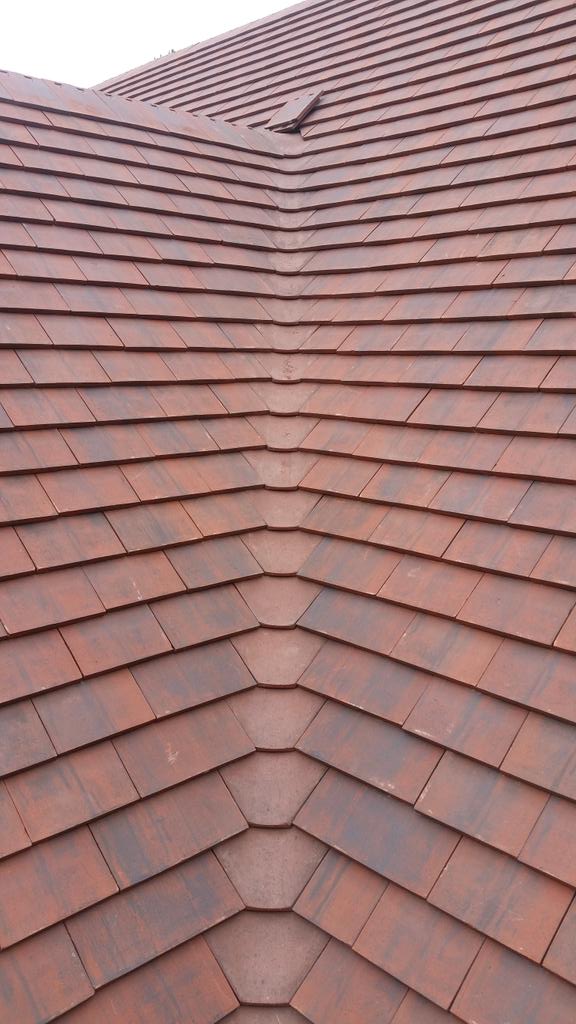 SemarkNigel's tweet image. #number1 #berskhireoak #semark #MissionImpossible 
#Nigel Semark number 1 
#This roof is now all tiled and cut in))