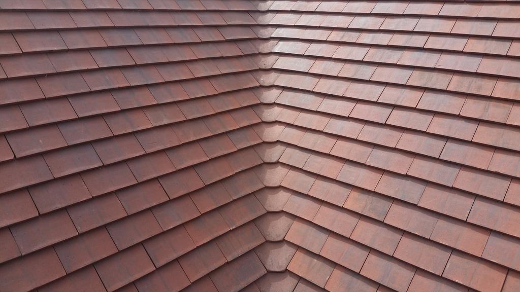 SemarkNigel's tweet image. #number1 #berskhireoak #semark #MissionImpossible 
#Nigel Semark number 1 
#This roof is now all tiled and cut in))