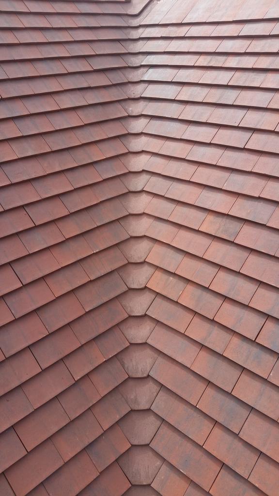 SemarkNigel's tweet image. #number1 #berskhireoak #semark #MissionImpossible 
#Nigel Semark number 1 
#This roof is now all tiled and cut in))