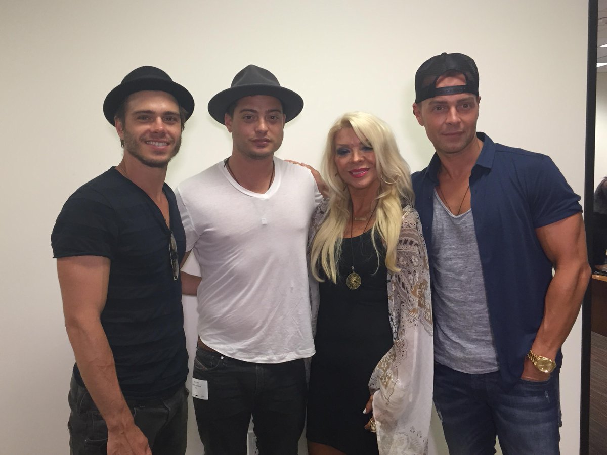 Melissa & Joey (@melissajoeytv) on Twitter photo Live chat with the Lawrence family right now! #MelissaandJoeyChat @_mattwlawrence <a href="/joeylawrence/">Joey Lawrence</a> <a href="/_AndyLawrence_/">Andy Lawrence</a> Live chat with the Lawrence family right now! #MelissaandJoeyChat @_mattwlawrence <a href="/joeylawrence/">Joey Lawrence</a> <a href="/_AndyLawrence_/">Andy Lawrence</a>