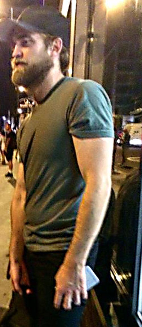 mrsqie's tweet photo. πππ RT @girlstuff411 #FitRob strikes again. Rob and those biceps π₯π₯ππ http://t.co/op67fVyZFE