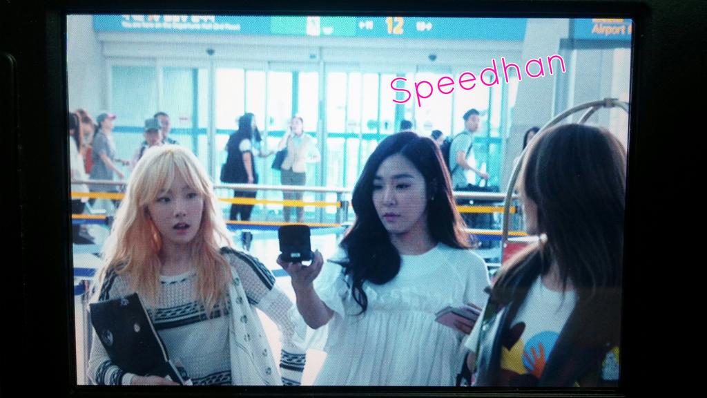 [PIC][06-08-2015]SNSD khởi hành đi New York - Mỹ để tham dự "KCON 2015" vào sáng nay - Page 4 CLsAUQqVEAAIn2L