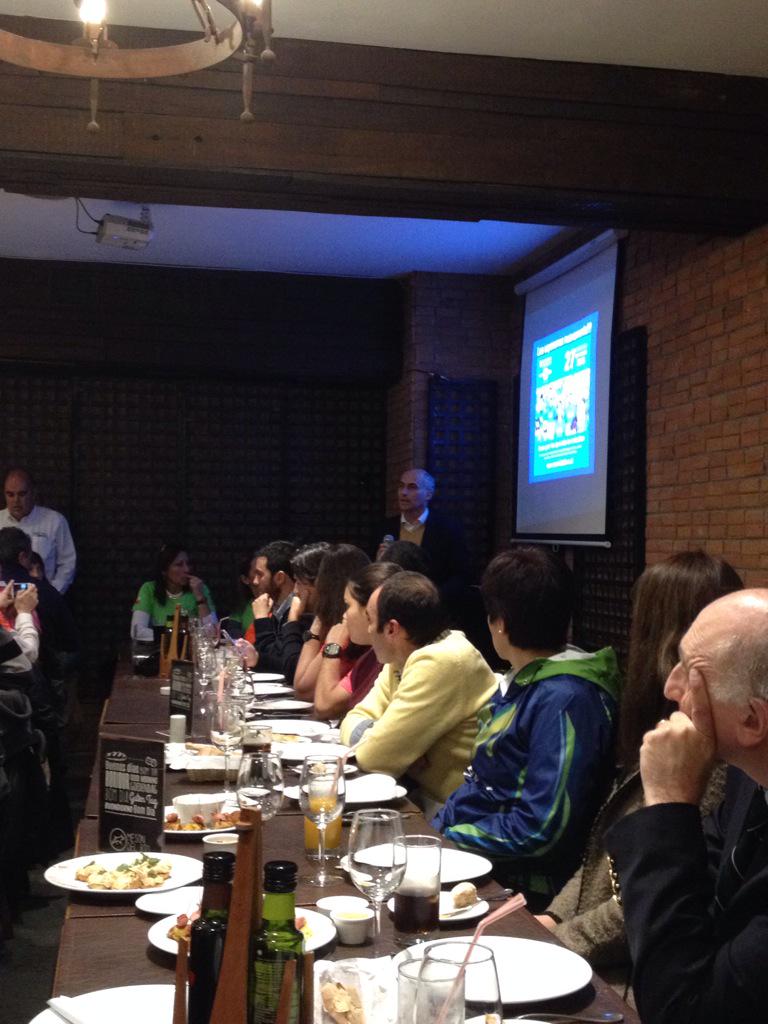 solorunning's tweet photo. Cena de team, previa corrida benéfica  @bbvachile @Hdecristo @corridaBBVA A inscribirse! @olimpopro #MesondelRio http://t.co/uKU1b0Y0cG