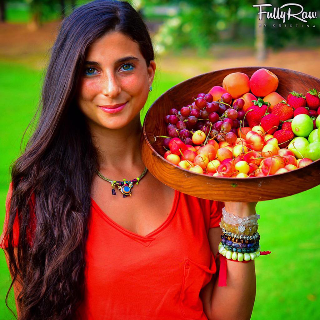 FullyRaw's tweet photo. Authenticity = daily practice of letting go of who we think we're supposed to be and embracing who we are @BreneBrown http://t.co/jSDfqg42AG
