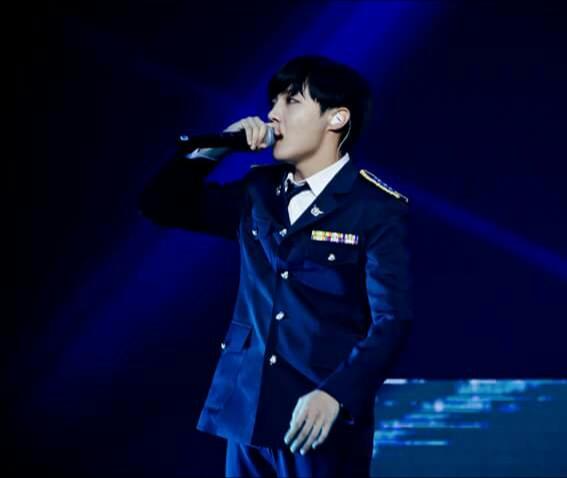 camilaapaaz_'s tweet photo. Me enamore completamente de ti tu sonrisa me volvió loca 💙 #theredbulletInchile #btsinChile #2deagosto 💙 http://t.co/0FQJbf8UxK