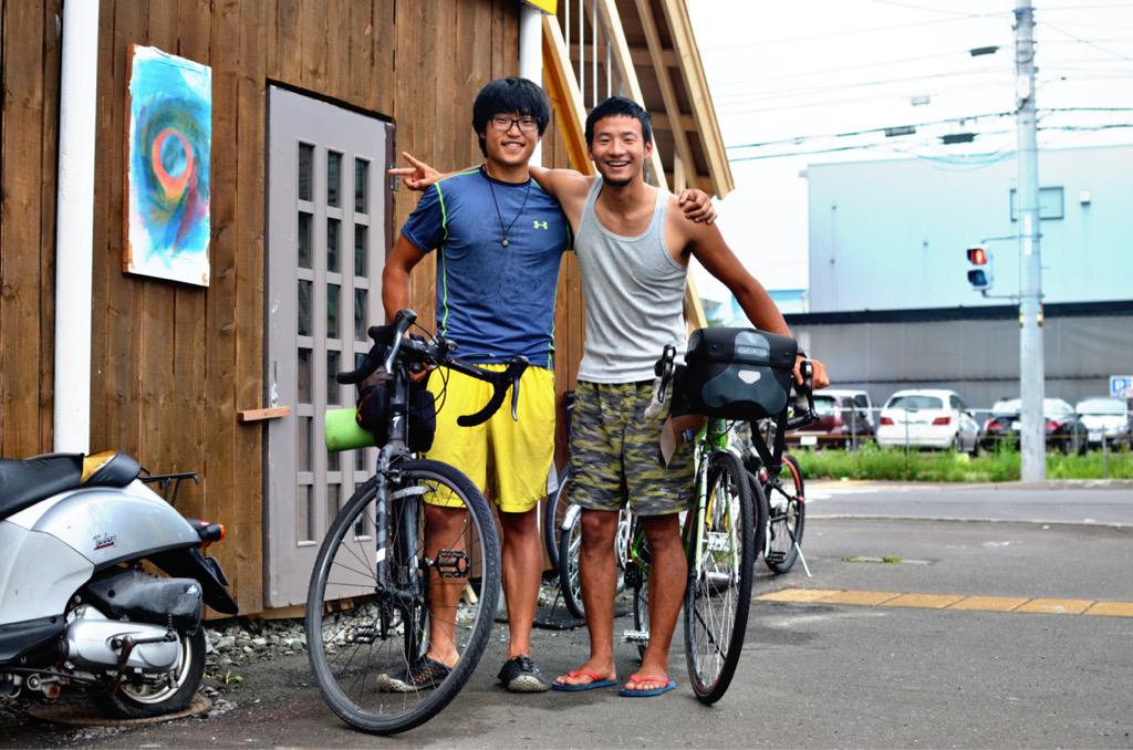 けいすけ Sur Twitter ミンジェイ君 33日間で日本縦断したみたい アメリカ横断は58日間 ちなみに そのときは中学の頃から使ってるミニベロで 折りたたみ自転車的なやつ 彼の荷物少なすぎてびびったわ 彼のチャリ旅スタイルには脱帽です 笑 Http T Co