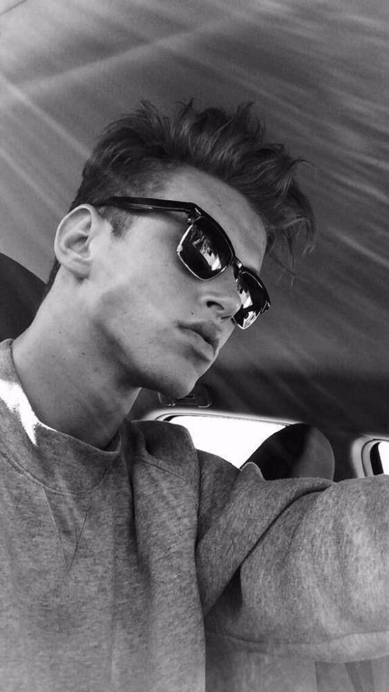 sandyseche85806's tweet photo. when u touch his jawline http://t.co/gT3dXYUzWA