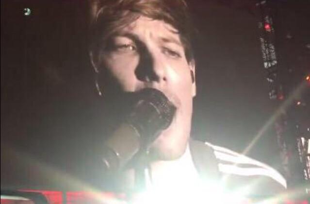 santiag43178562's tweet photo. "Louis forgot his solos"
"he's lost"
"his eyes were full of tears"

RETWEET IF U WANT TO HUG HIM

#OTRAMETLIFE http://t.co/9Z2gpGUnov