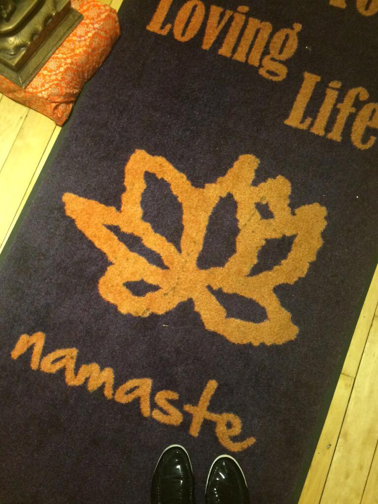 What a greeting! Back to basics at <a href="/LaughingLotusNY/">Laughing Lotus NY</a> for #ClassPassChallenge 5. #yoga <a href="/classpass/">ClassPass</a> (5/10)