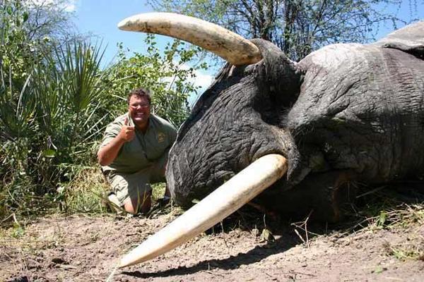 One more reason not to eat at Jimmy John's
(Photo: Jimmy John Liautaud & another dead animal)
#TrophyHuntingIsMurder
