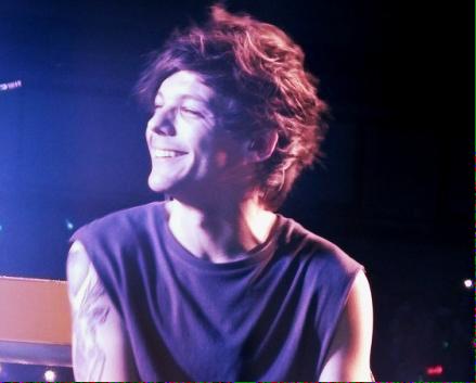 dominantdempsey's tweet photo. Retweet if you love seeing him happy because God knows it's what I live for
#WeLoveYouLouis 
#OTRAMETLIFE http://t.co/DqEp42IYm5