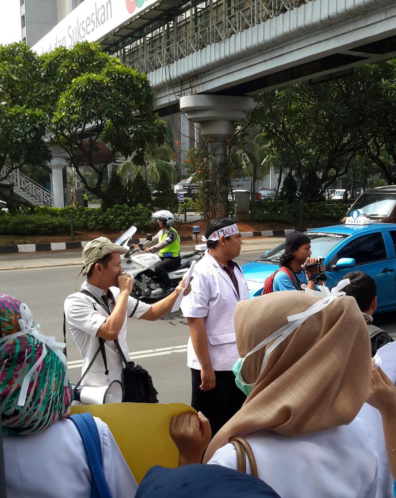 putribonne's tweet photo. Here we go.. #AyoBergerak #IjazahHakKami #PDMI #PergerakanDokterMudaIndonesia http://t.co/yPSoAPlv2A