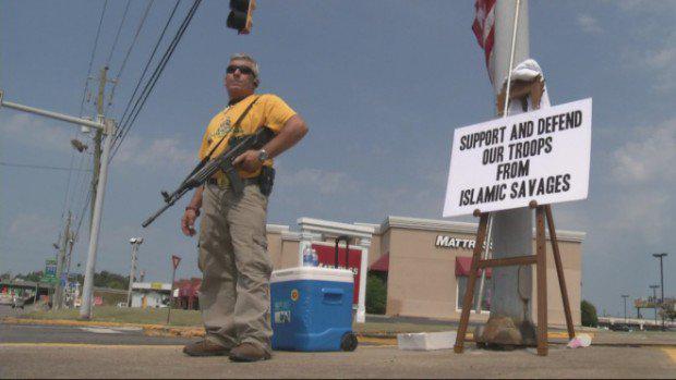 ArizonaSheepdog's tweet image. Armed Man Holds AWESOME Sign, Muslims Call FBI Because They’re ‘Offended’. #TCOT rightwingnews.com/top-news/armed…
