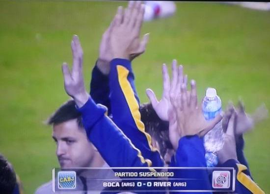 RiverLPM's tweet image. Y vos, vergüenza, seguí aplaudiendo a tus barras, que yo aplaudo a mis jugadores que ganan en la cancha.