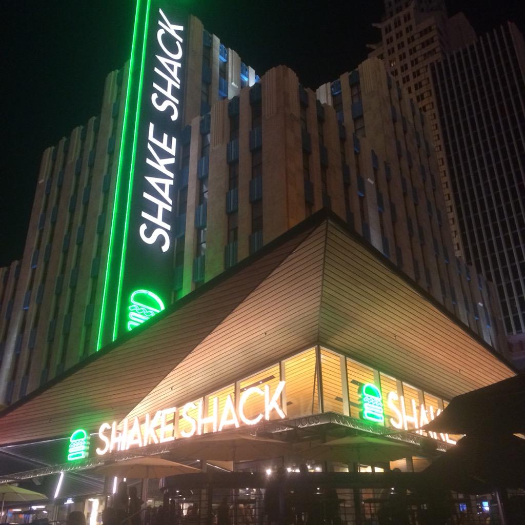 RemiNatVoyage's tweet photo. @ShackInParis A Vegas il y a la Tour Eiffel et Shake Shack. A Paris il y a la Tour Eiffel :/ http://t.co/JbKRjfwcmX