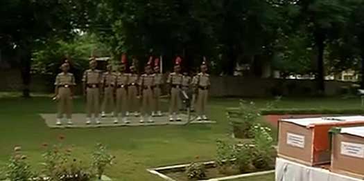 ndtv's tweet photo. Martyrs who died fighting Udhampur terrorists honoured http://t.co/gm4u1b1rzE http://t.co/8tIRaEShOo
