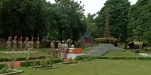 ndtv's tweet photo. Martyrs who died fighting Udhampur terrorists honoured http://t.co/gm4u1b1rzE http://t.co/8tIRaEShOo