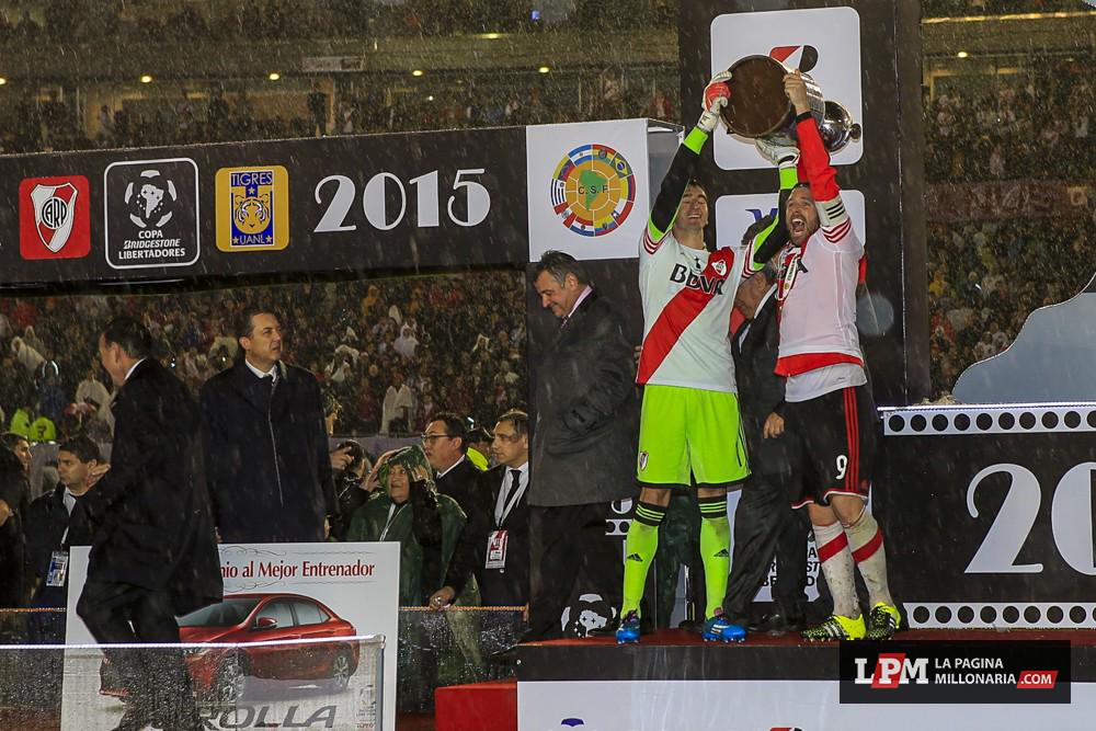 RiverLPM's tweet image. Trapo-Cave-Libertadores. Un tridente soñado. Acá, las fotos de #RiverCampeónDeAmérica bit.ly/Galeria-River-…