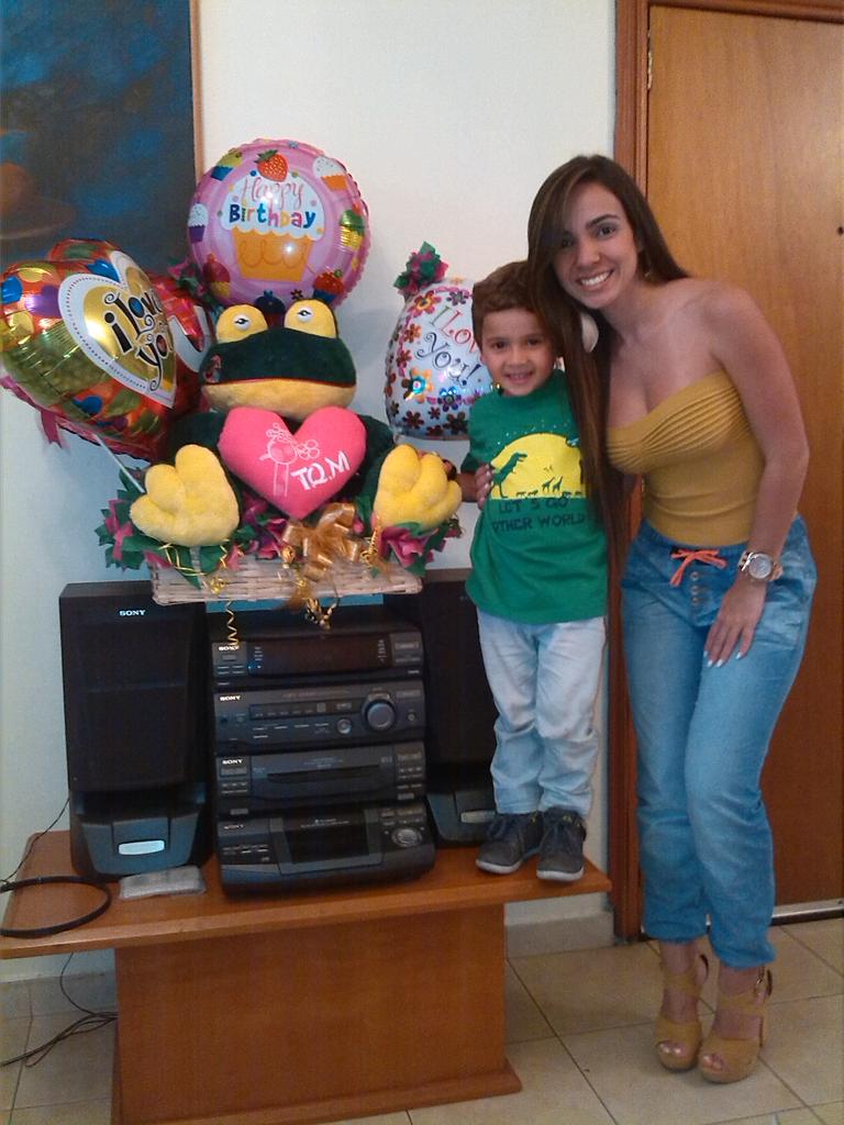MoniRadaelli's tweet photo. Regalo 🎈🎉 @angelruizpi http://t.co/mQsWO89j6A