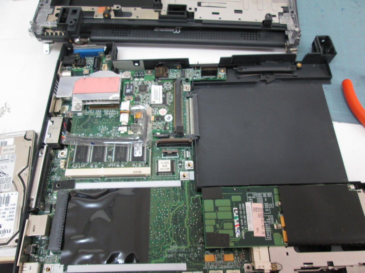 ノートPCも、windowsXP以前の機種はHDDにIDE形式のモノを使っていることが多く、交換しようとしても現在のSATAでは接続できません。新品IDE2.5インチHDDも在庫有りますので、取り付け相談等お気軽にお越しください♪