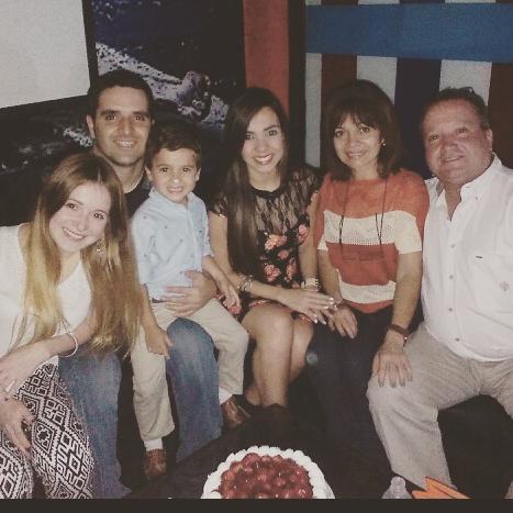 MoniRadaelli's tweet photo. Así finalizó mi cumple numero 26 🎂🎉 agradecida con Dios y mi Flia ❤ http://t.co/afcsvYpEP7
