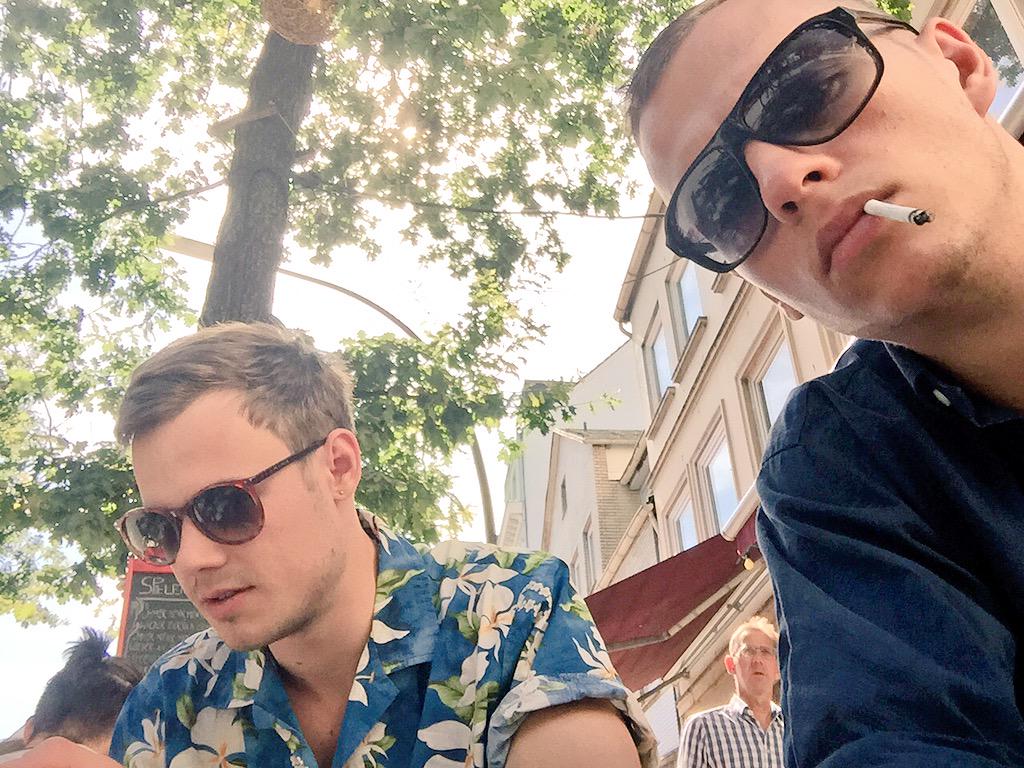 PoolOfficial's tweet photo. #icedoutcoffe #30C #seitenfrisch #poolofficial  #shadeboys http://t.co/Htat8yJ9TH