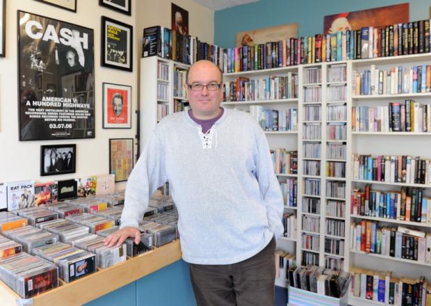 vinylhunt's tweet image. This 44 y/o quit a career in law to open up a #recordshop in the UK: bit.ly/1ORYs2J #vinyl |