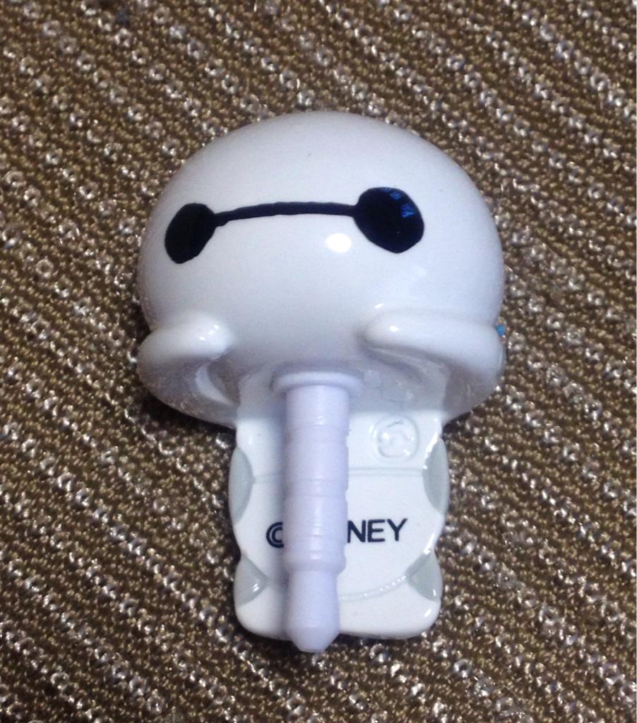 てばさき ディズニーストアで ベイマックスの2wayバッグ 乗っかりモバイルアクセサリーのイヤホンジャック ウォールステッカー 買ってきました イヤホンジャックは1番重いのを選んだ バッグ裏面の生地がちょっと斜めに縫製されてたけど