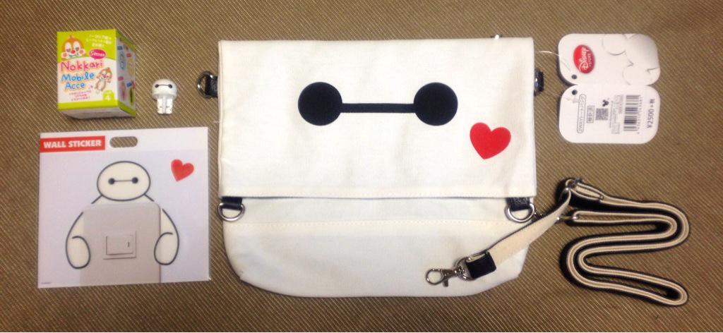 てばさき ディズニーストアで ベイマックスの2wayバッグ 乗っかりモバイルアクセサリーのイヤホンジャック ウォールステッカー 買ってきました イヤホンジャックは1番重いのを選んだ バッグ裏面の生地がちょっと斜めに縫製されてたけど