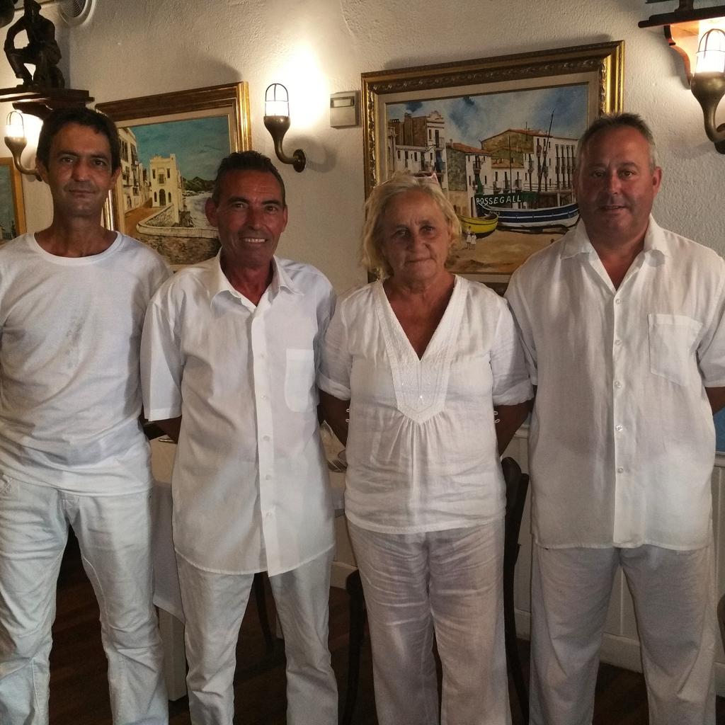 laBotigaVNG's tweet photo. El nostre equip💪
Els millors #cambrers😎 de la comarca i sobretot la mestressa #laROSER ❤
@GaudeixVng @letsbeach http://t.co/QN5uZTVb0b