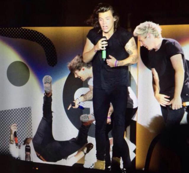miluvjoon's tweet photo. I have never seen a picture describing one direction as well as this does

#OTRAMETLIFE
#MTVHottest One Direction http://t.co/Oj3WjHBdk8