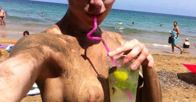 #NationalUnderwearDay ma sono in vacanza quindi preferisco rimanere nuda #pornstar #beach http://t.c<a href="/tag/nationalunderwearday"class="tags">#NationalUnderwearDay</a><a href="/tag/beach"class="tags"><span>#beach</span></a><a href="/tag/pornstar"class="tags"><span>#pornstar</span></a>