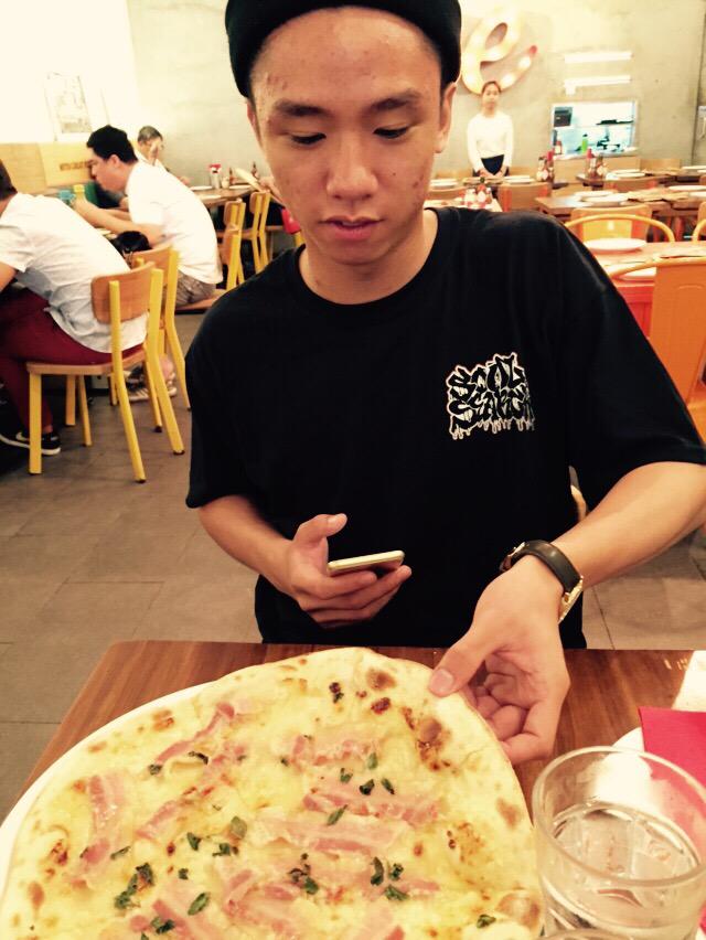 bneSG's tweet photo. Embracing the pop punk http://t.co/XVjNC20jau
