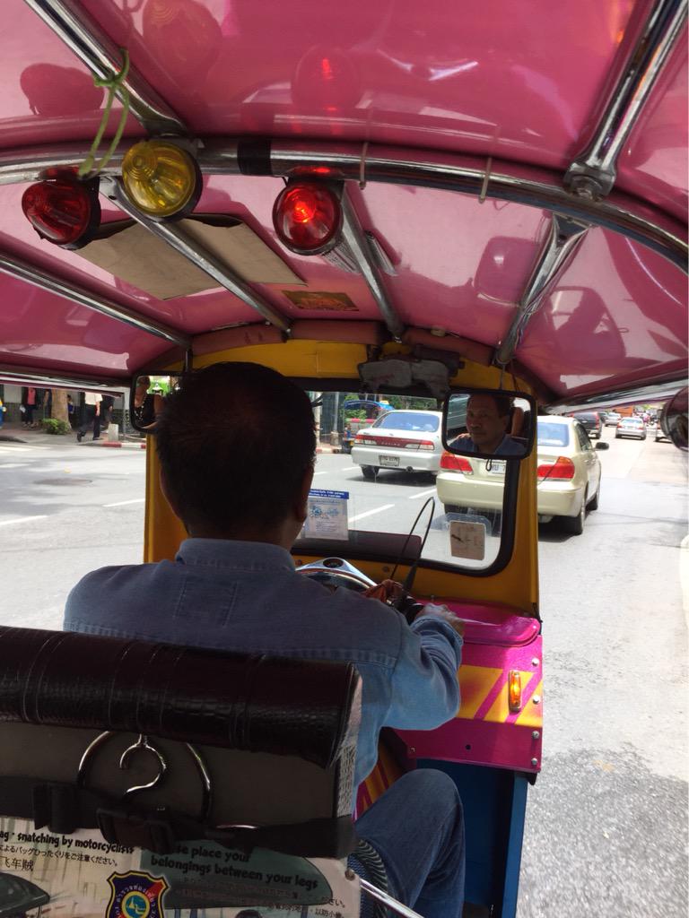 ElenaStrozzi's tweet photo. Sopra ad un tuk tuk a Bangkok mi sento molto una concorrente di Pechino Express @CdGherardesca #pechinoexpress http://t.co/j1UZo0qzIA