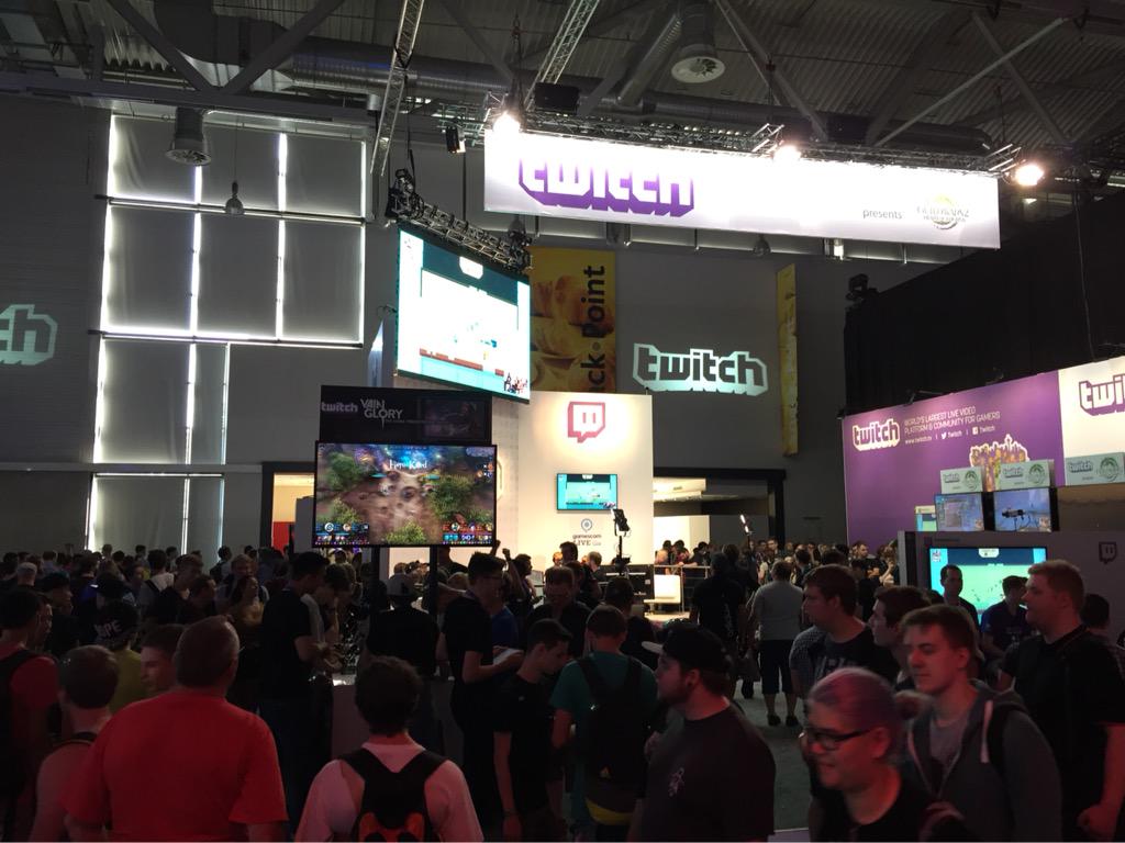 Soooooo many cool peopl playing <a href="/vainglorygame/">Vainglory Game</a> here at #gamescom15 👌🏻👍🏻