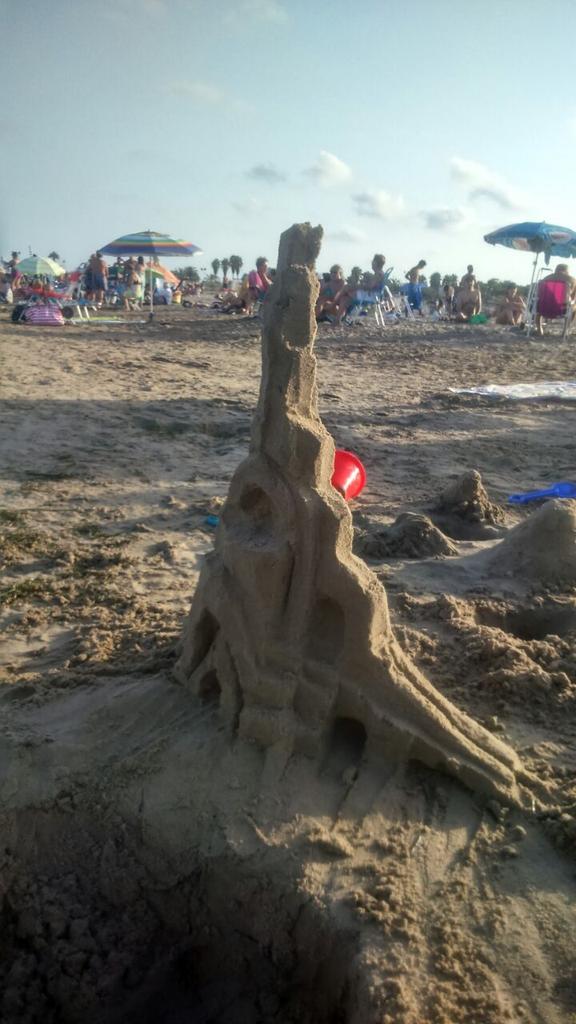 a_mari_selvi's tweet photo. Ayer por la tarde construyendo en la playa http://t.co/KZYEP3h5Nq