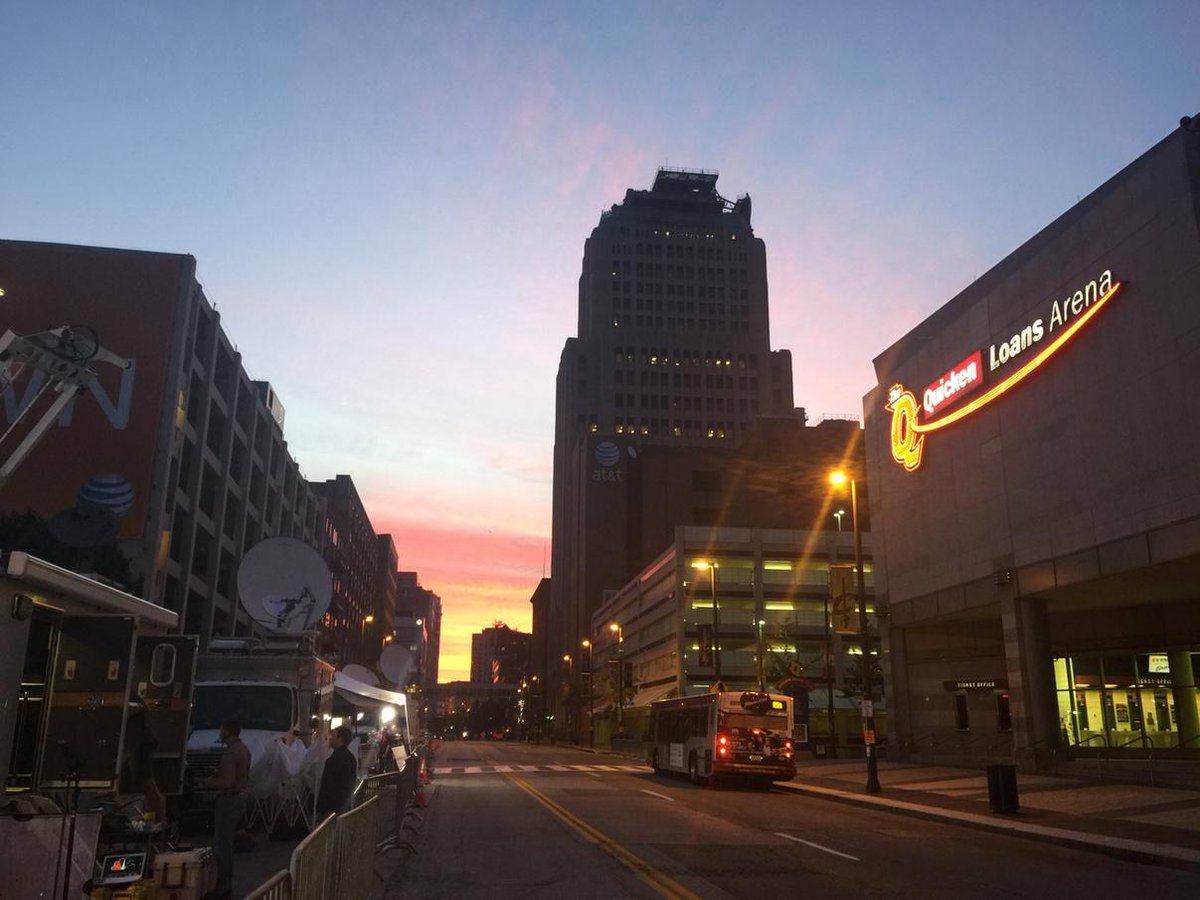 kasie's tweet photo. The sun rises on debate day: the biggest #2016 event yet #cleveland #cuyahogasunrise http://t.co/DwQc1Alasx