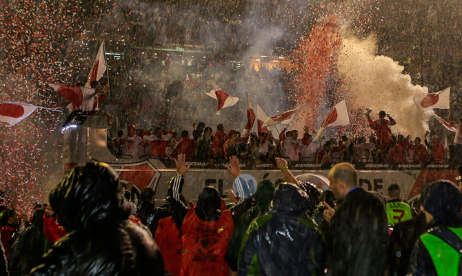 RiverLPM's tweet image. La inconmensurable felicidad del plantel de #River no tiene explicación alguna. Revivila, acá bit.ly/inconmensurabl…