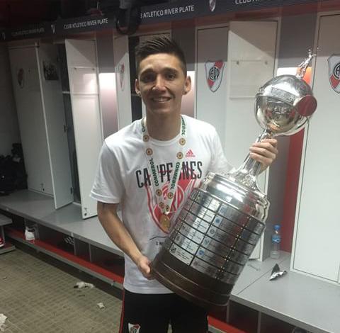 El mas grande, LEJOS na Twitteru: "Kranevitter, Camilo Mayada, @taba72 junto a su hijo, y Alario con la Copa Libertadores. El sueño hecho realidad. http://t.co/C0kTmAf8Gv" / Twitter