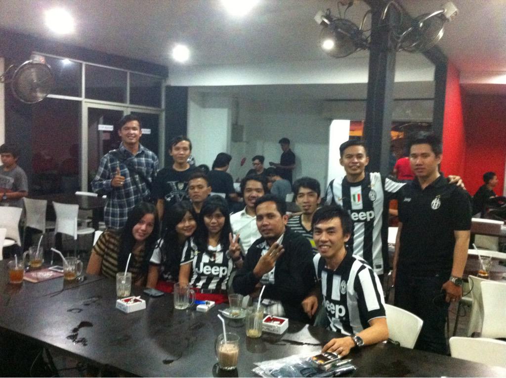 EdwinPotan's tweet photo. Setaon lalu, lagi ngebahas schedule tour ke Singapore... http://t.co/oQqTIUyIRY