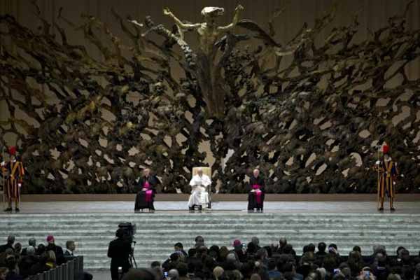Nova153's tweet photo. Le Pape déclare que Lucifer/Satan est Dieu http://t.co/3LzQfvmszO http://t.co/tTUsWlLISy